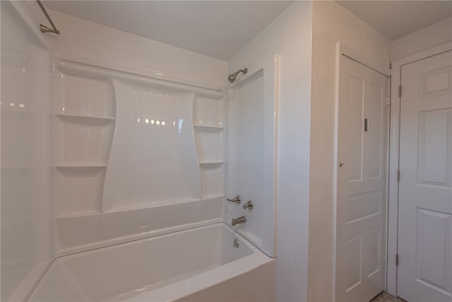 bathroom with tub / shower combination