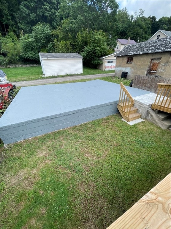 view of yard featuring a storage unit