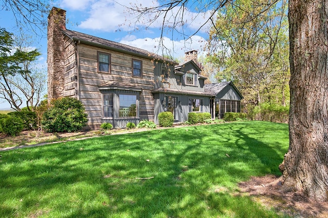 view of front of home featuring a front yard