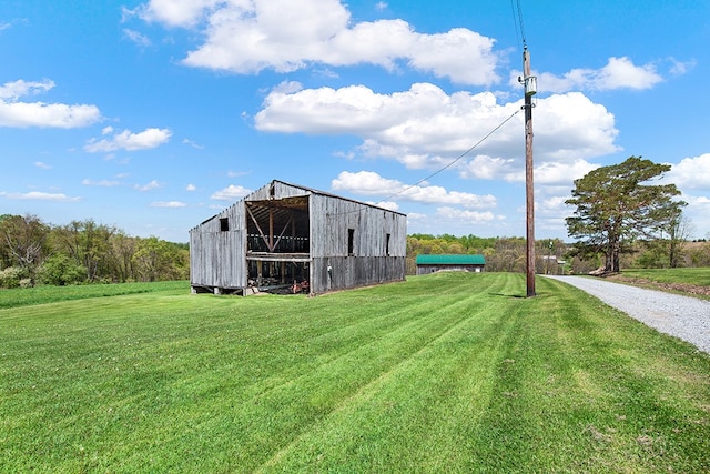 view of yard with an outbuilding