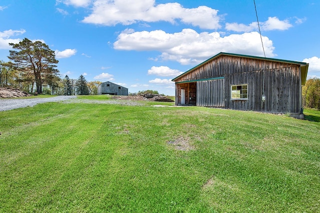 view of yard featuring an outbuilding