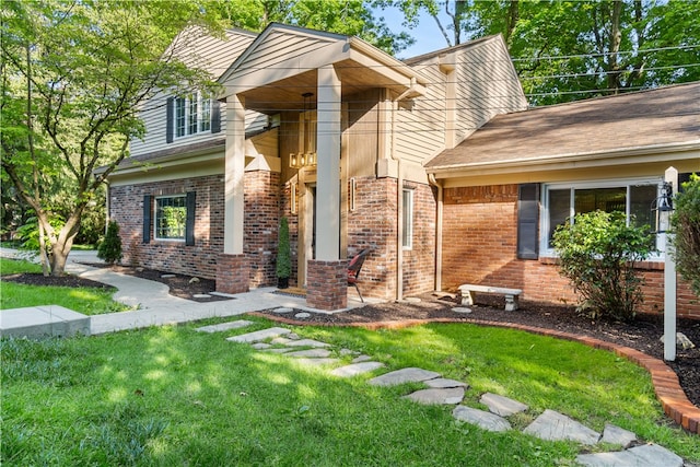 view of front of property featuring a front lawn