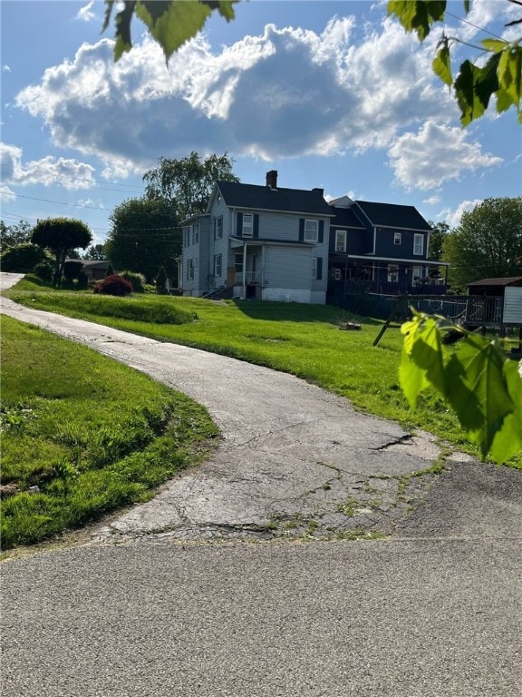 view of front facade featuring a front yard