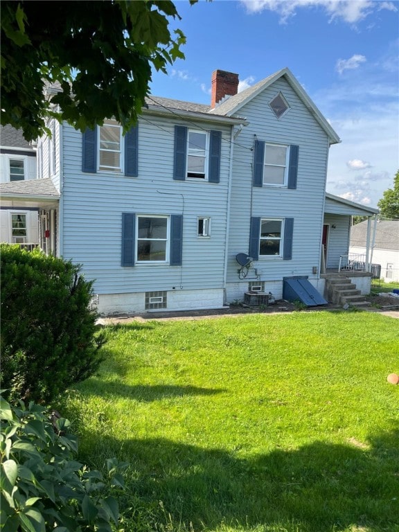 view of front of property with a front yard