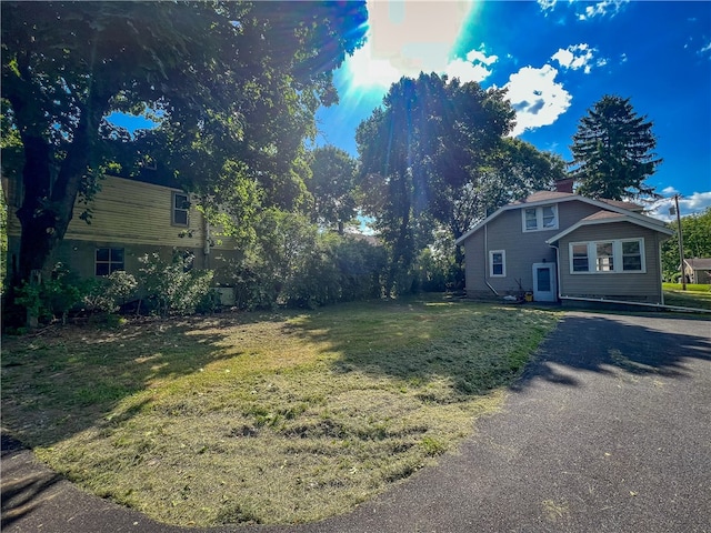 view of front of property featuring a front yard