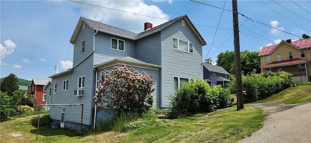 view of front facade featuring a front yard