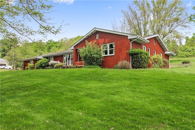 view of front of house featuring a front lawn