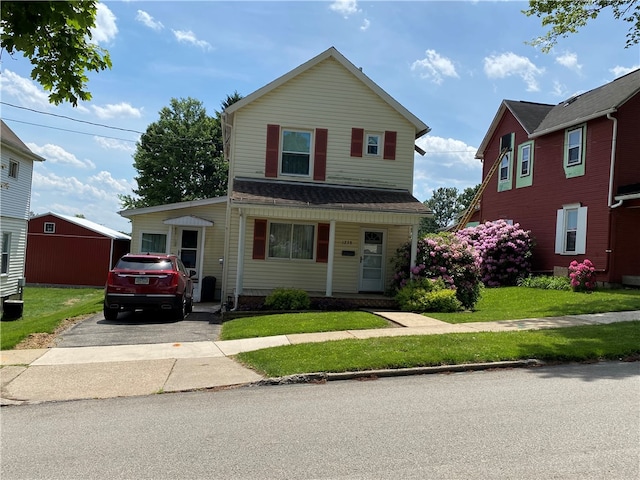 view of front property featuring a front lawn