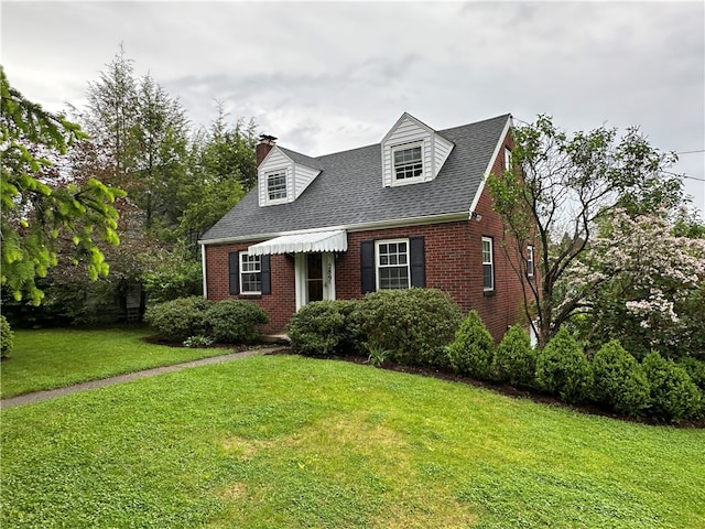 cape cod-style house featuring a front lawn