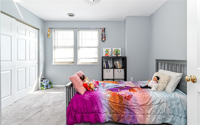 bedroom featuring carpet flooring and a closet