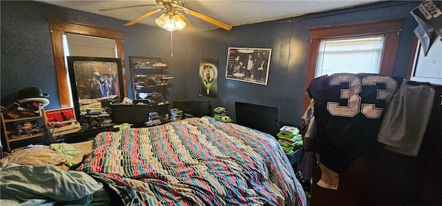 bedroom with ceiling fan