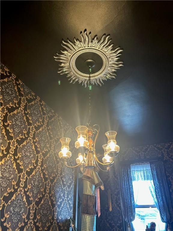 room details featuring a chandelier