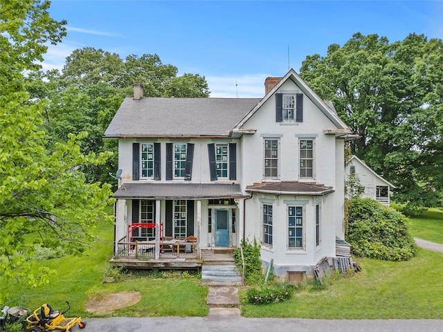 view of front facade with a front lawn and a porch