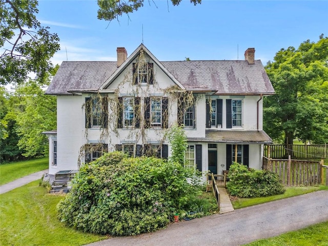 view of front of property with a front lawn