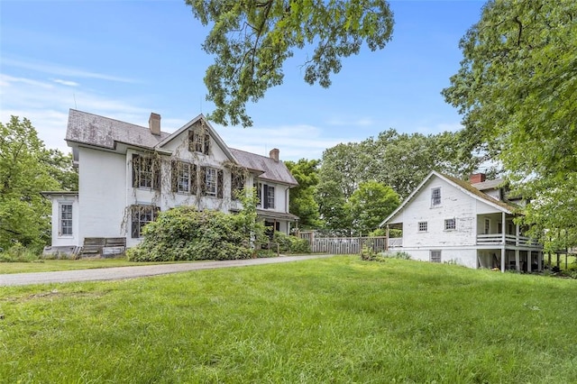 view of front of home featuring a front yard