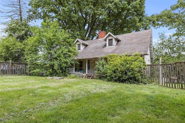 view of front of home with covered porch and a front lawn