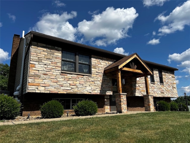 view of front of property with a front lawn