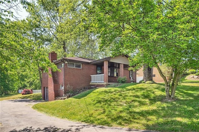 view of front of home featuring a front lawn