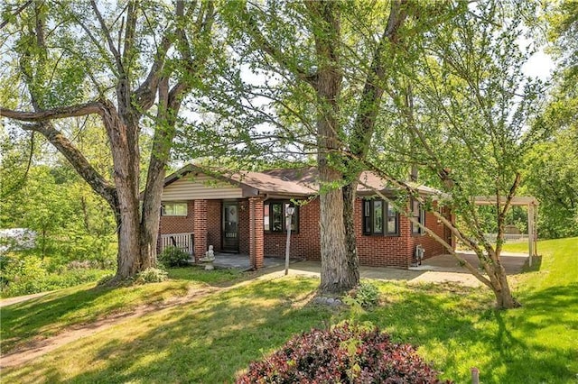 view of front of home featuring a front lawn