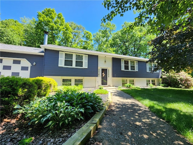 split foyer home featuring a front yard