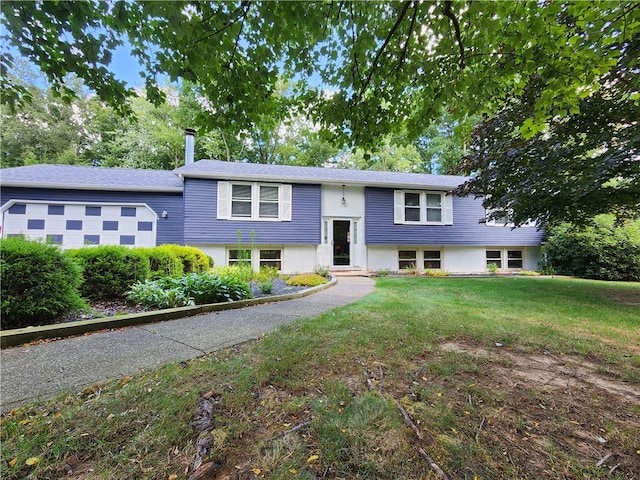 bi-level home featuring a front lawn