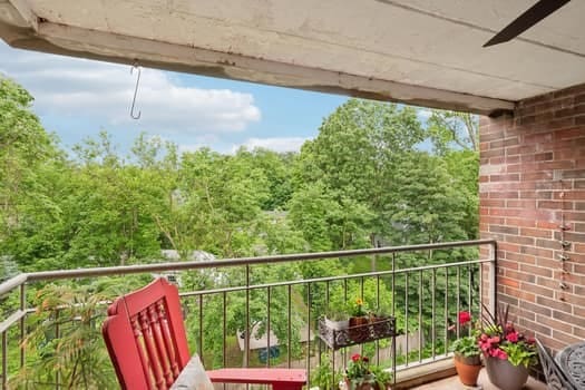 balcony with ceiling fan