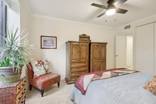 carpeted bedroom featuring ceiling fan