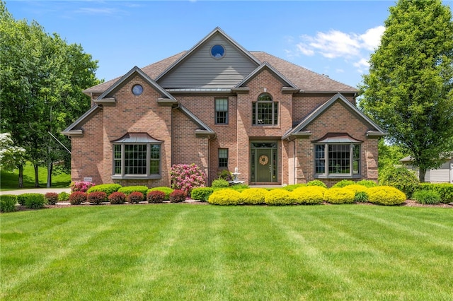 view of front of home featuring a front yard