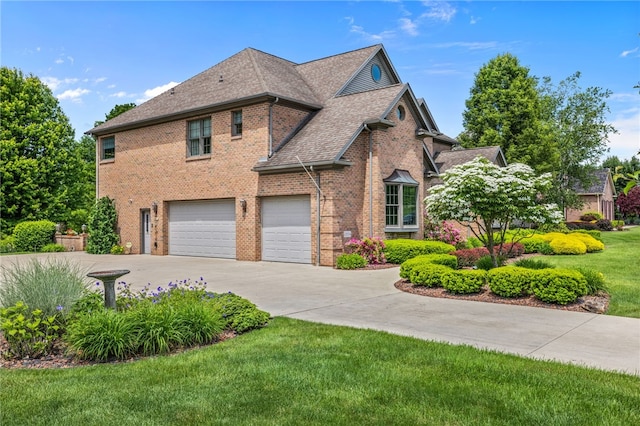 view of front facade featuring a garage and a front yard