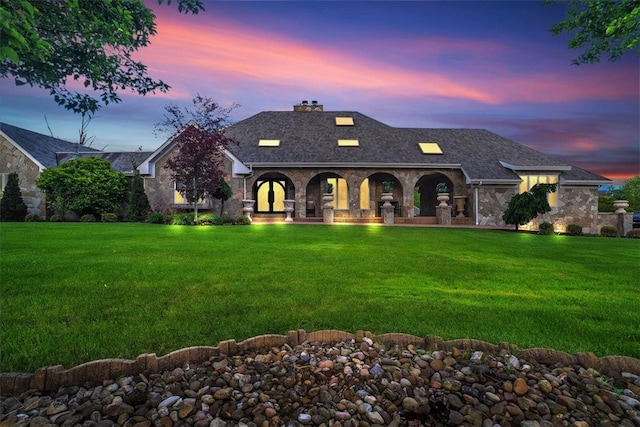 view of front of property featuring a lawn