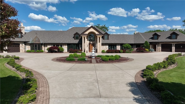 view of front of property featuring a front yard and a garage