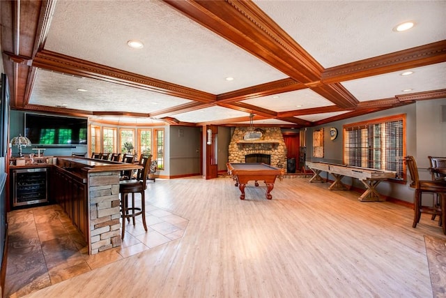 playroom with baseboards, light wood-style floors, indoor wet bar, and wine cooler