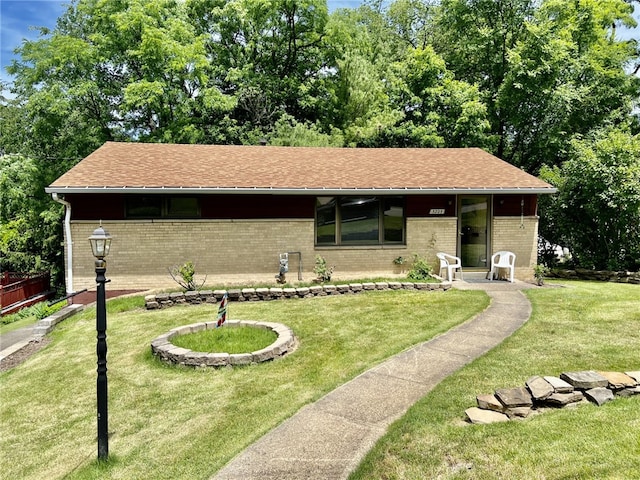 single story home featuring a front lawn