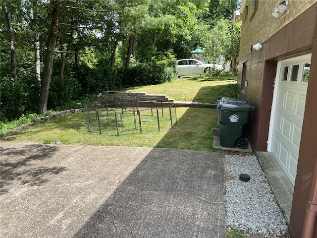 view of yard with a garage