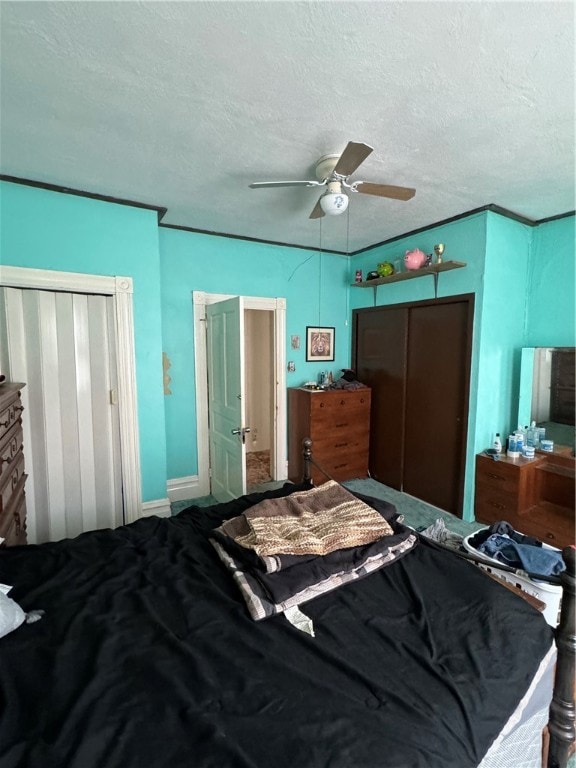 bedroom featuring a closet, ceiling fan, and a textured ceiling