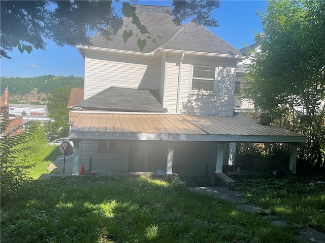 back of house featuring a lawn