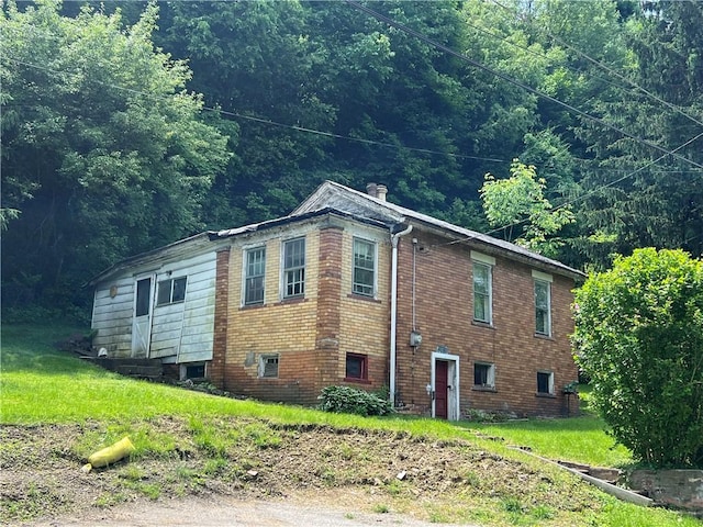 view of side of property featuring a yard