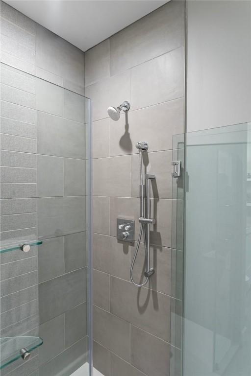 350 Oliver Ave Unit 908, Downtown Pgh, PA 15222 - full bathroom with a stall shower