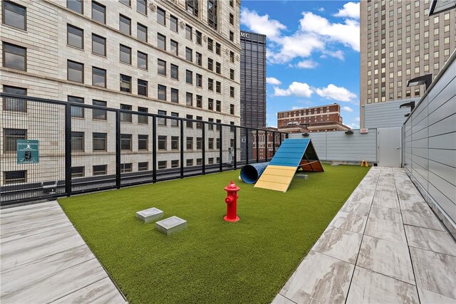 350 Oliver Ave Unit 908, Downtown Pgh, PA 15222 - surrounding community with fence