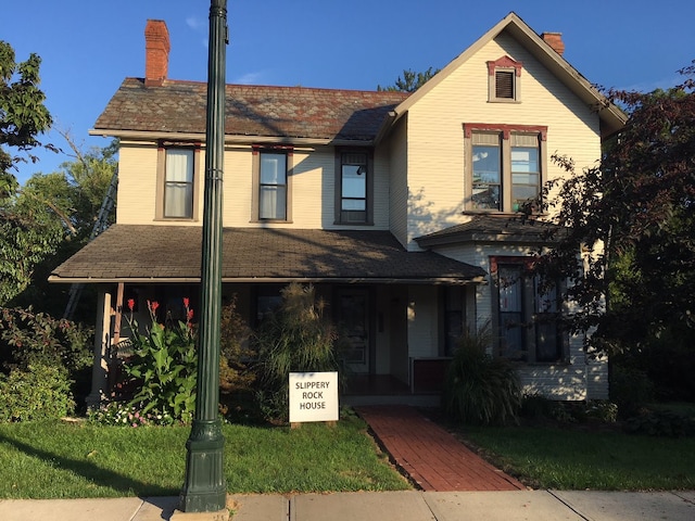 view of front facade with a front lawn