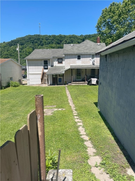 view of front of home featuring a front yard