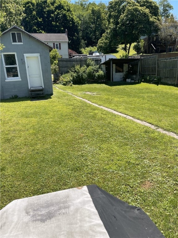 view of yard with an outbuilding