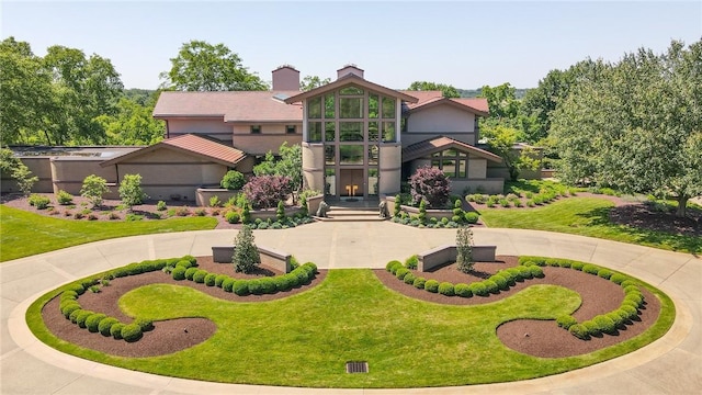 view of front facade featuring a front yard