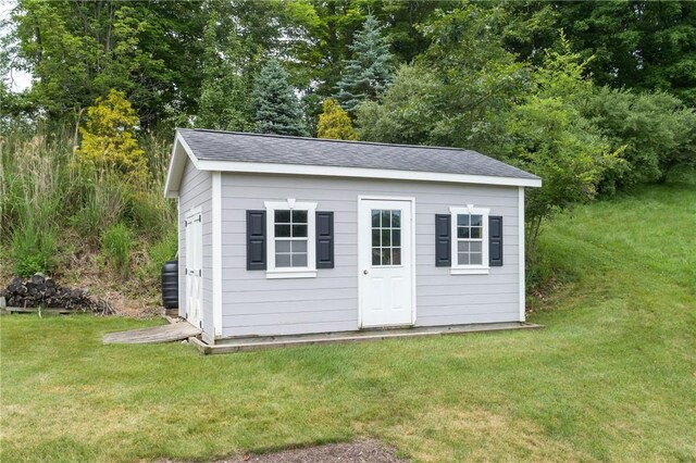 view of shed / structure with a yard