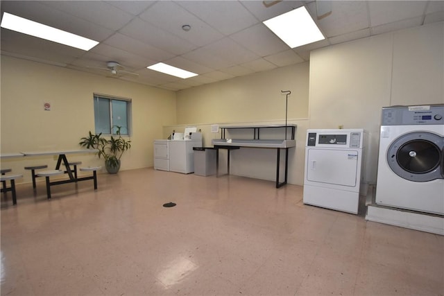 washroom with washing machine and dryer and ceiling fan