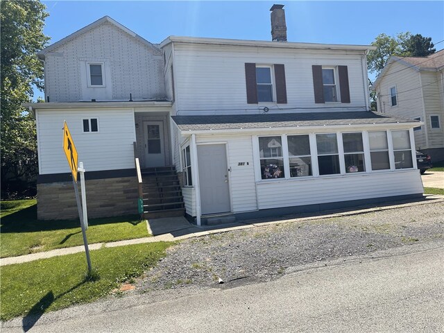 view of front facade featuring a front lawn