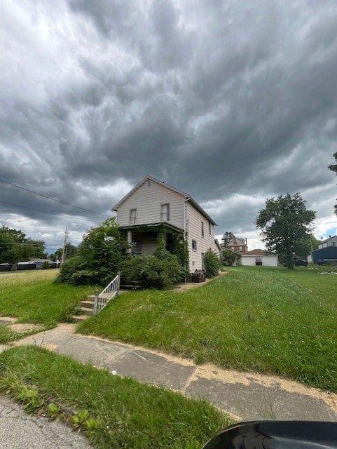 view of front of property with a front yard