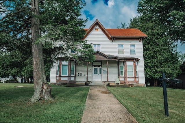 view of front facade with a front lawn