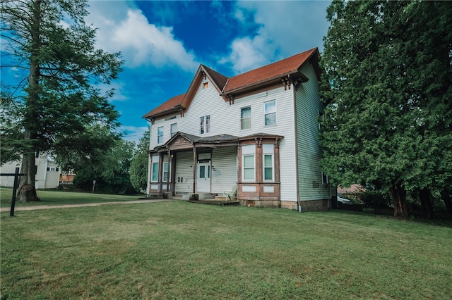 back of house featuring a yard