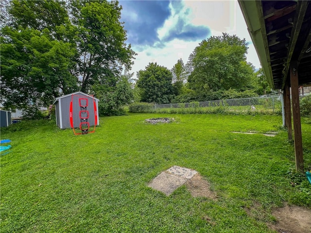 view of yard with a storage shed